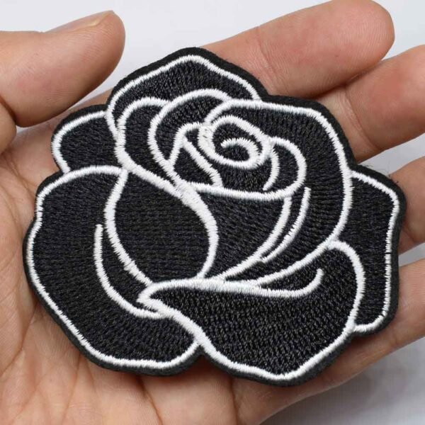 Patch brodé fleur noire