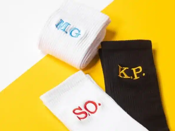 kf S0a0e09a924994451bdb8a532ac96cb5fJ Chaussettes initiales personnalis es pour hommes initiales brod es personnalis es chaussettes d quipage en coton