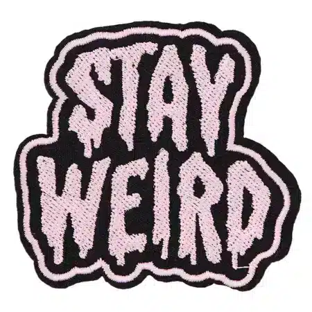 Patch brodé original Stay Weird, thermocollant ou à coudre, pour personnaliser vêtements et accessoires avec style et couleur.