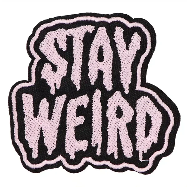 Patch brodé original Stay Weird, thermocollant ou à coudre, pour personnaliser vêtements et accessoires avec style et couleur.