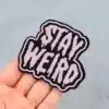 Patch brodé Stay Weird | Accessoire original et coloré